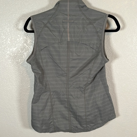 Athleta Gray Stripe Lightweight Activewear Zip Up Vest Size XS - Picture 5 of 7